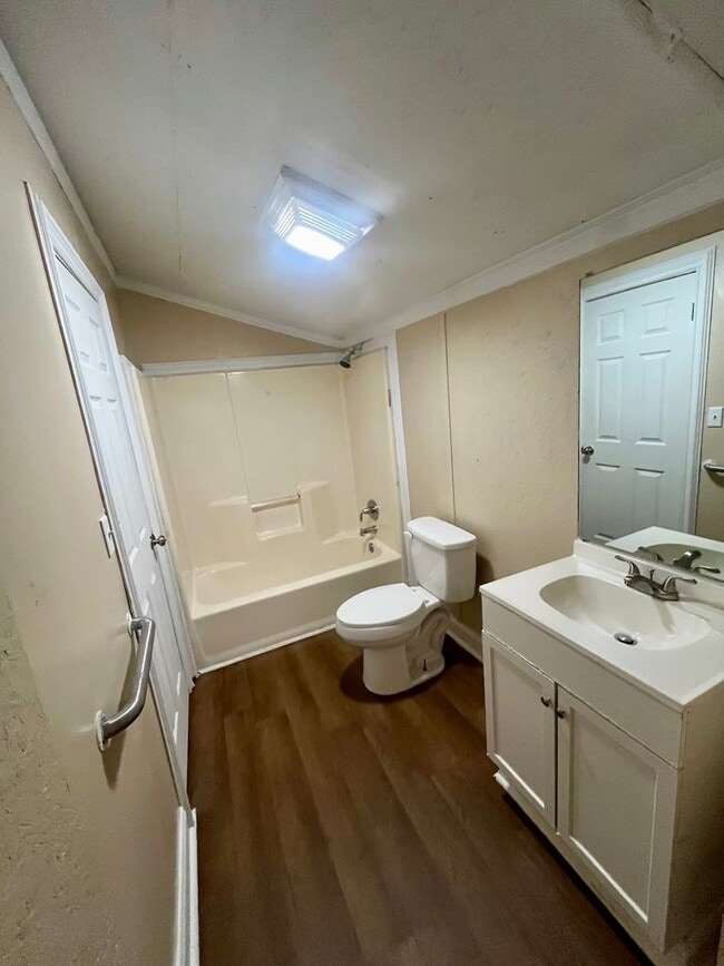 Building Photo - 3 Bed/1 Bath Home