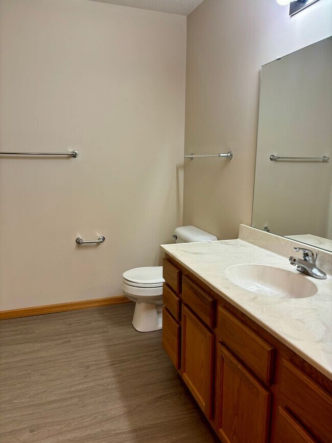 Building Photo - Updated One Level 2 Bedroom Townhome