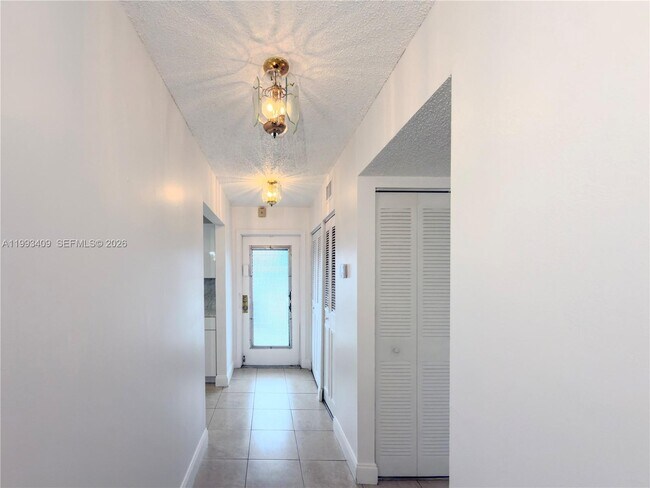 Building Photo - 609 S State Rd 7