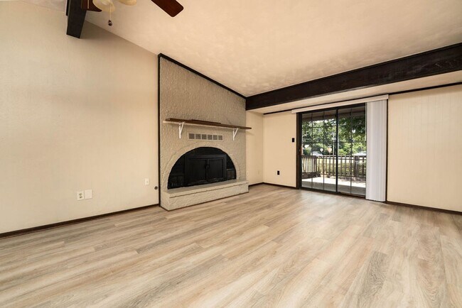 Building Photo - Clean and Spacious Duplex
