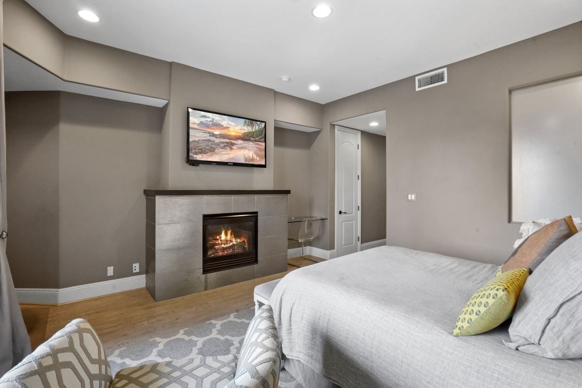 Building Photo - 16123 Sunset Blvd