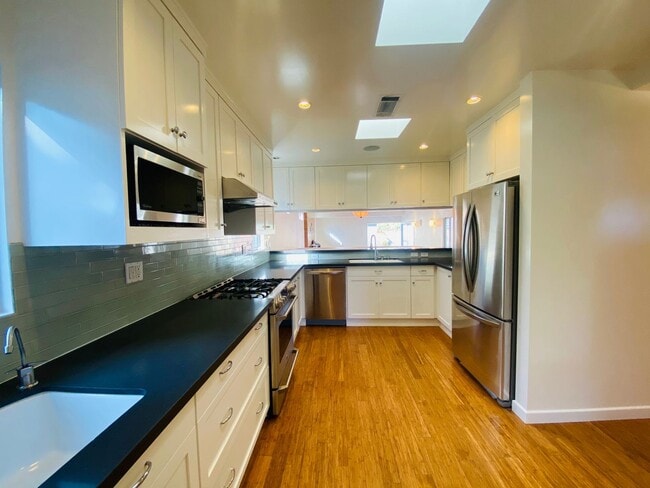 Building Photo - Sitting Proudly on a Vibrant Mar Vista Street, this 3-Bedroom 2-Bathroom Demands Your Attention