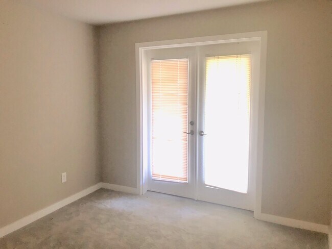 Building Photo - Remodeled Bellevue Condo