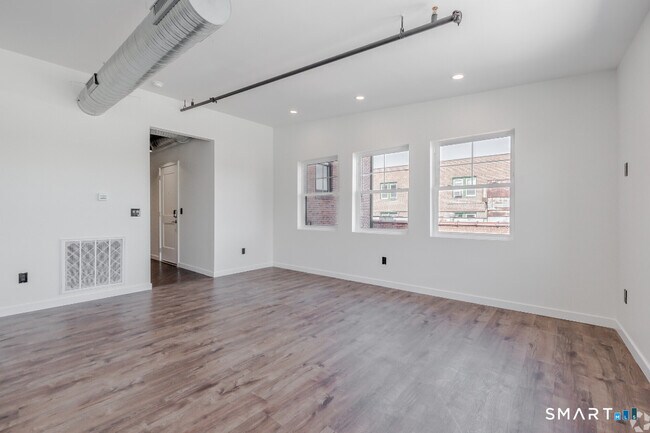 Building Photo - 424 Main St