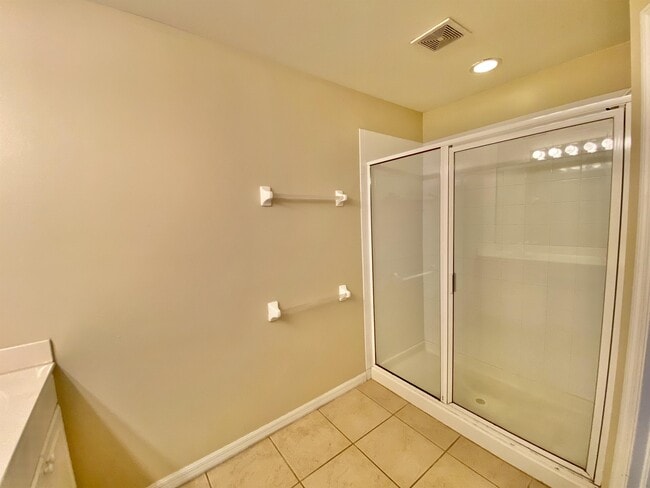 Building Photo - 860 Hampton Cir