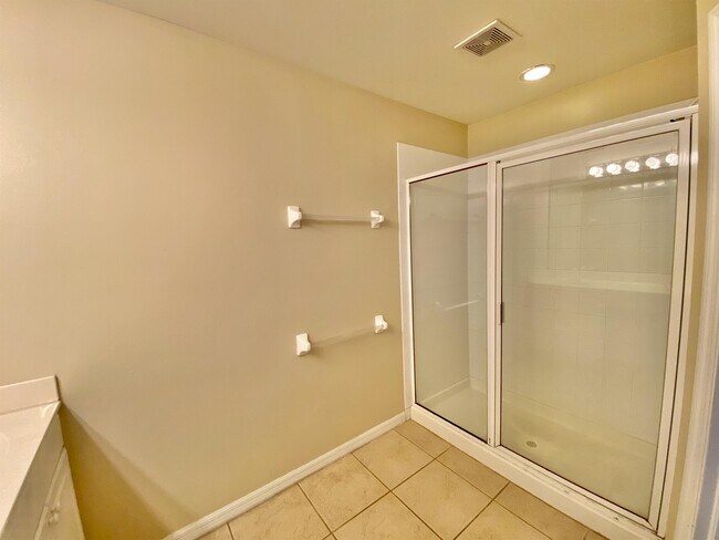 Building Photo - 909 Hampton Cir