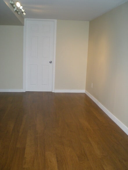 bedroom - 611 Lake Washington Blvd E