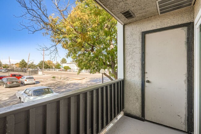 Building Photo - 2 Bed / 1 Bath spacious second floor condo...