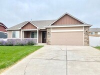 Building Photo - Beautiful 3 Bedroom 2 Bathroom Single Fami...