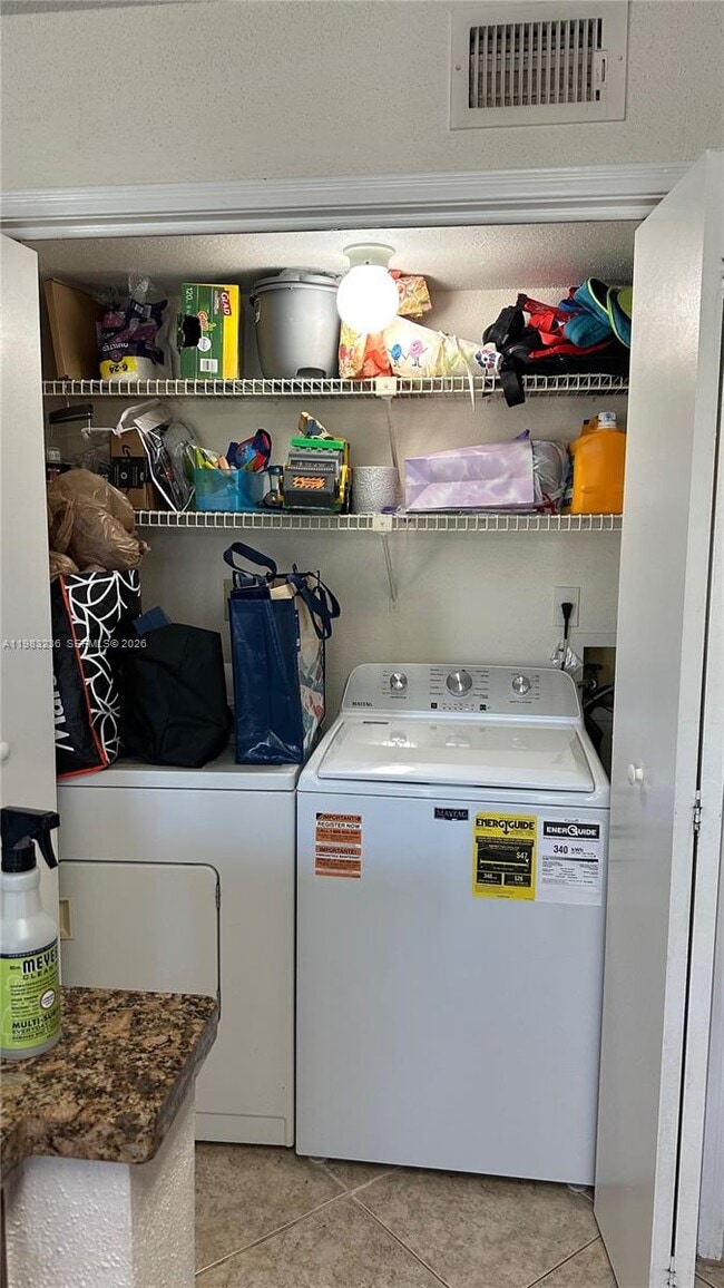 Building Photo - 977 Riverside Dr