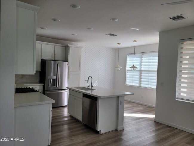 Building Photo - 2754 S Apache Dr
