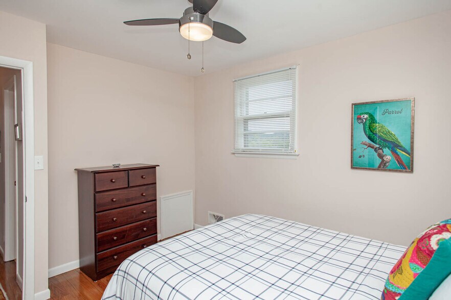 Building Photo - 402 13th ST NE