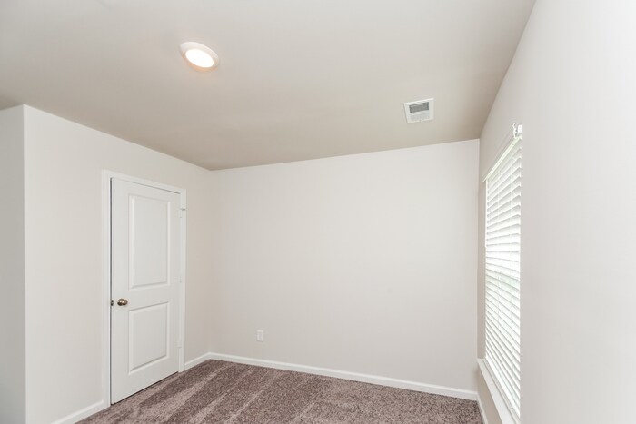 Building Photo - 302 Crooked Pne Ct