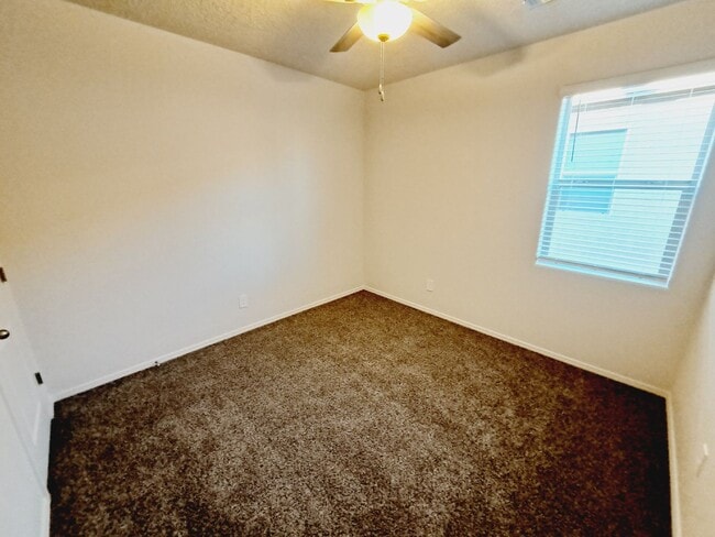 Building Photo - Energy Efficient Home 3bed 2 bath in Huning.