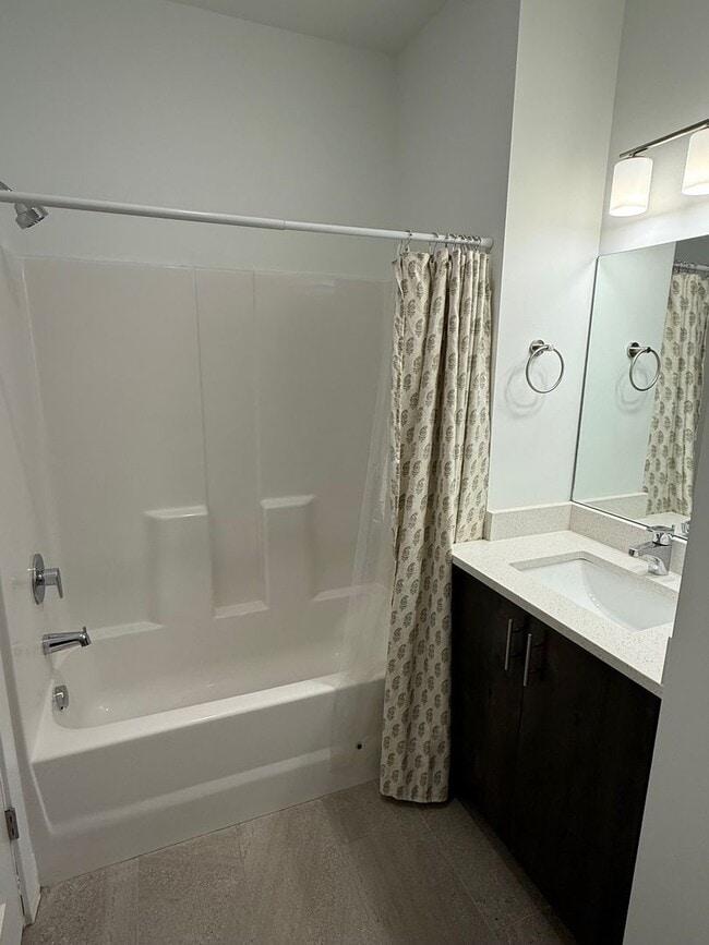 Building Photo - Beautiful townhome