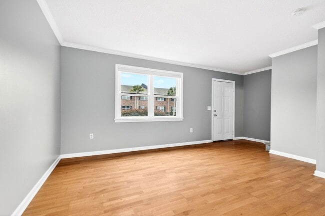 Building Photo - Quiet Retreat, Prime Location!