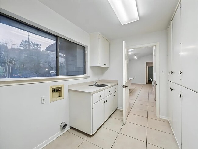 Building Photo - 4040 Overbrook Ln