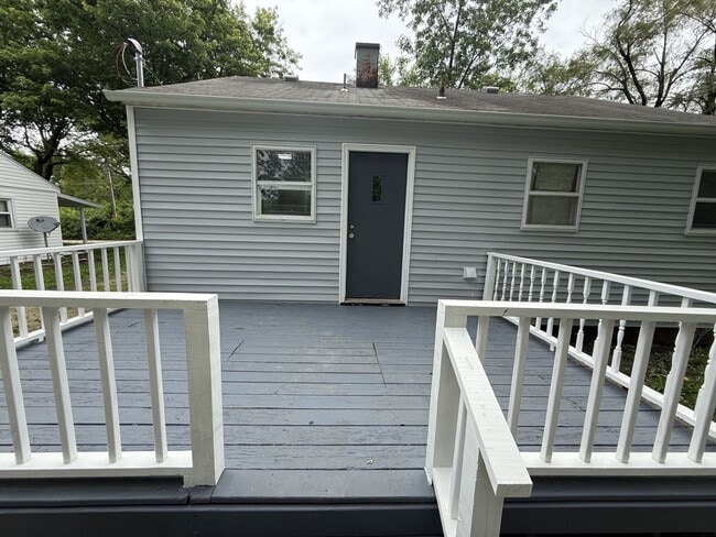 Building Photo - CUTE! Renovated 2 Bedroom, 1 Bath Home