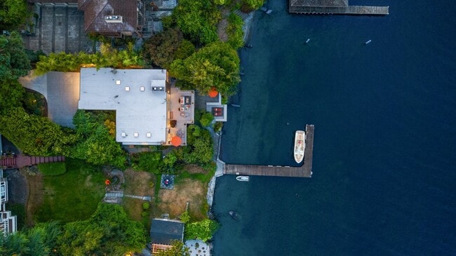 Building Photo - 3Bd/3.5Ba Mercer Island House