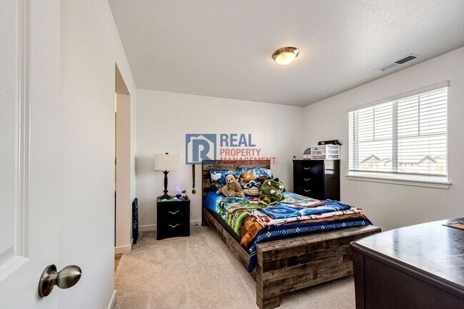 Building Photo - 960 S De Gaulle Ct