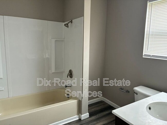 Building Photo - 715 Lorain Ave