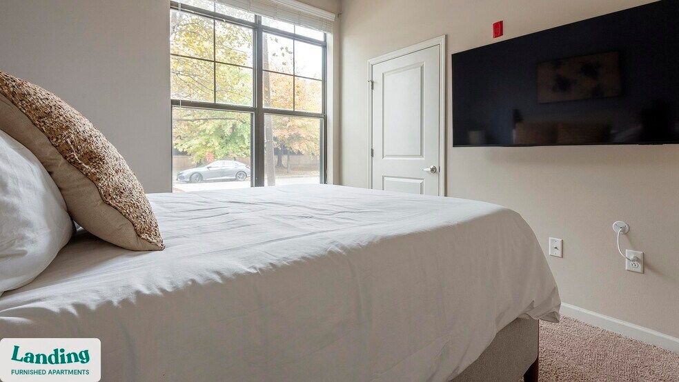 Building Photo - 4050 W Pine Blvd