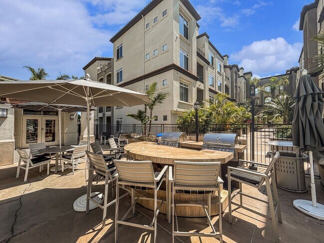 Building Photo - Beautiful 2BD/2BA Condo in La Jolla W/ W/D...