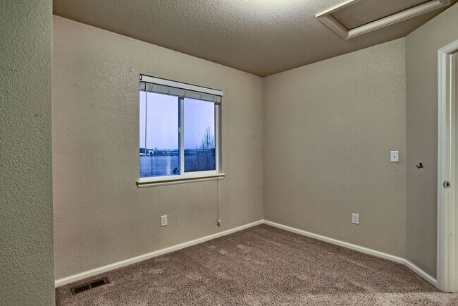 Building Photo - 4 Bedroom Home in East Windsor