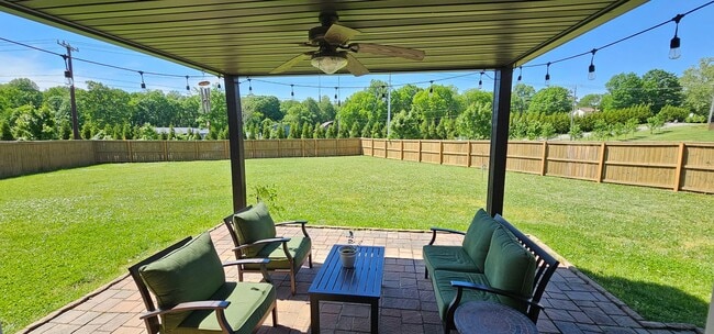 Building Photo - 6 Month Lease! Close to Exit 8 I-24! IMMACULATE!! 4 bed/2.5 Bath, 3 car garage/fenced in backyard...