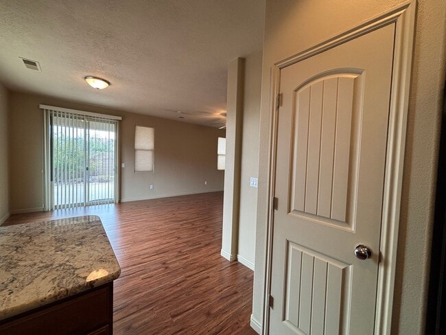 Building Photo - SPACIOUS HOME FOR RENT!