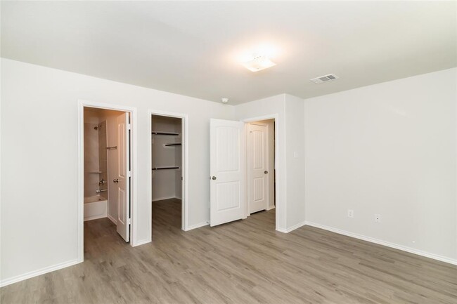 Building Photo - 8602 Middleton Oaks Cir