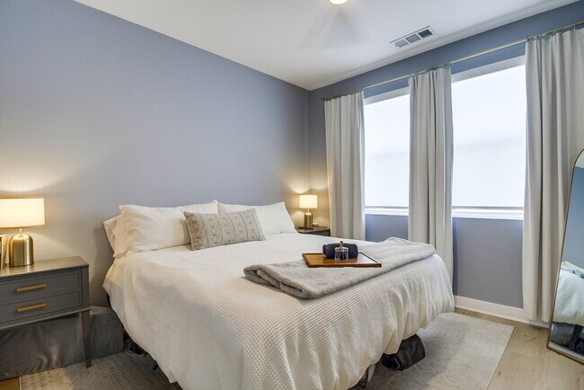 Building Photo - Welcome to your modern La Mesa townhome with solar!