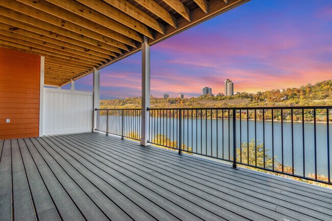 Building Photo - 617 Manhattan Blvd