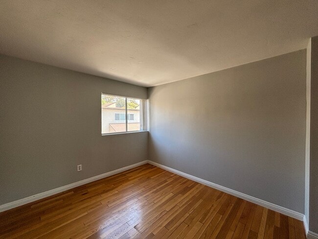 Building Photo - Spacious 3BD/2.5BA Townhouse in UTC W/ 2-C...