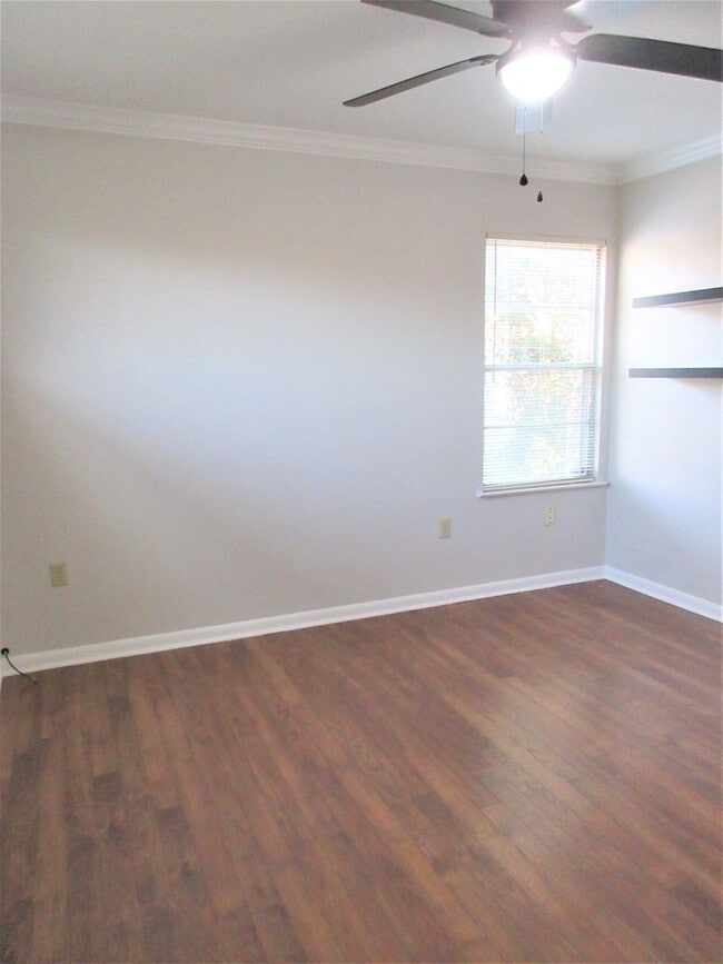 Building Photo - Adorable 2-bedroom/1-bath Duplex in Rosedale