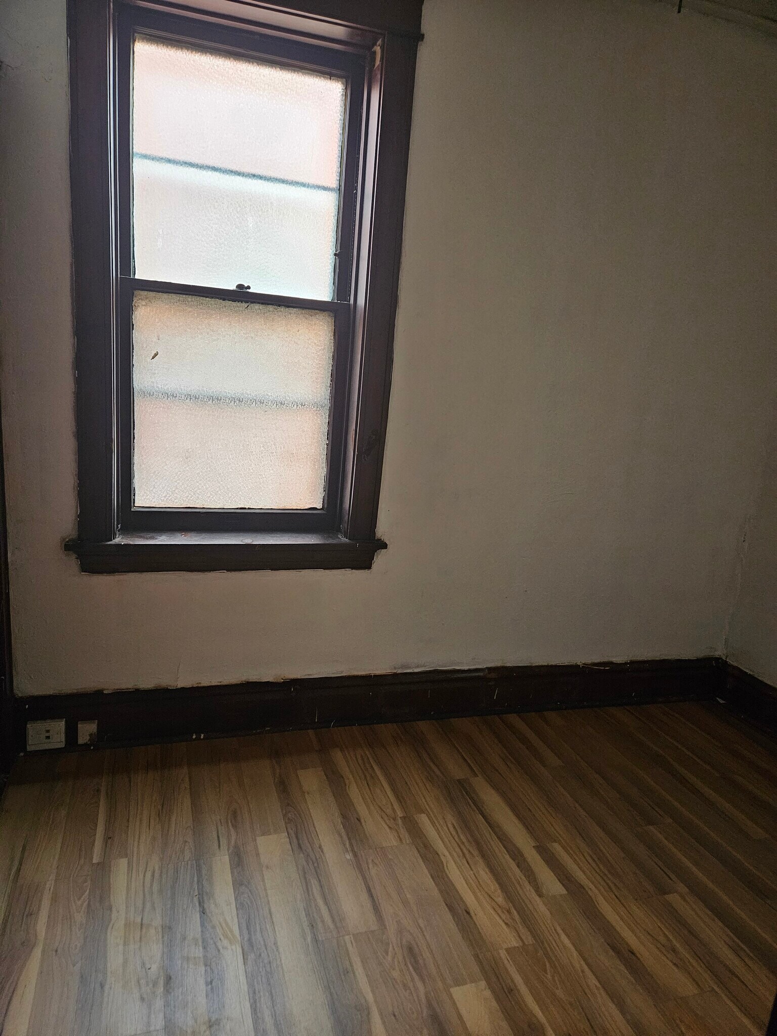 Small bedroom/Office 10×8 - 4567 Adelaide Ave