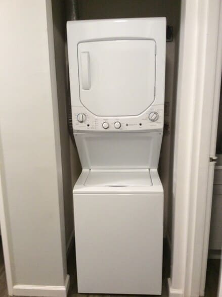 Building Photo - 10 Donna Ct