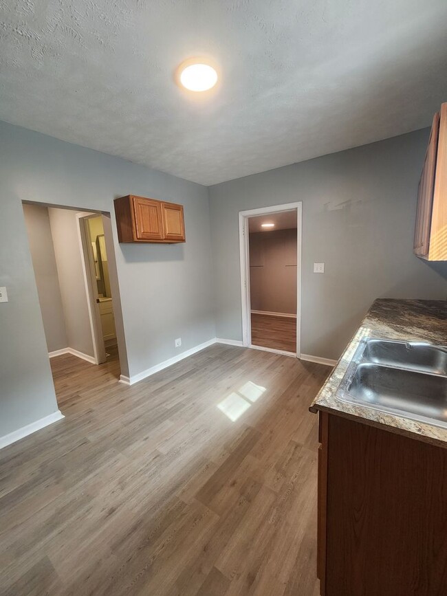 Building Photo - Updated 2 Bedroom Duplex Near White River ...