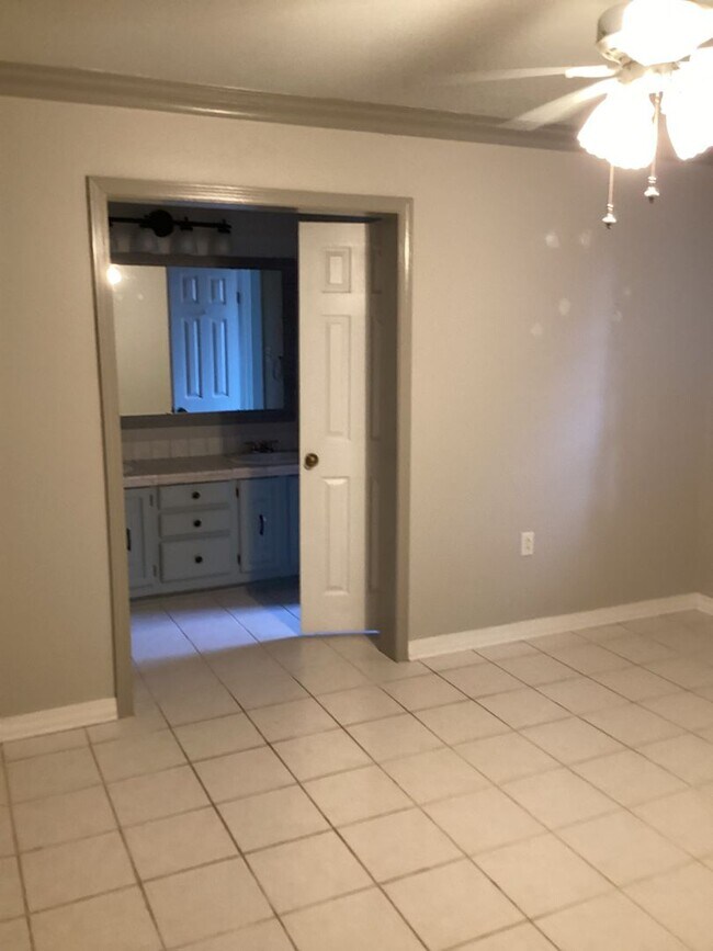 Building Photo - 4-bedroom, 2-bathroom home!