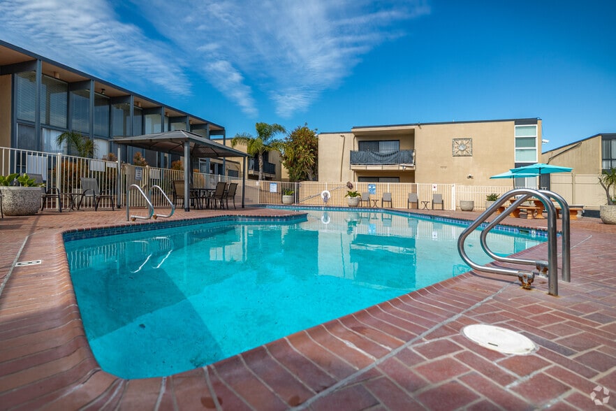 Swimming Pool - Summerwood Park Apartments