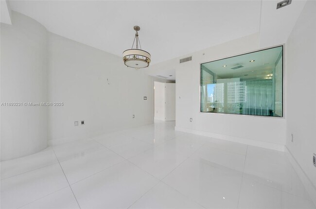 Building Photo - 200 Biscayne Blvd Way