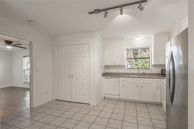 Building Photo - 2118 Avenue M