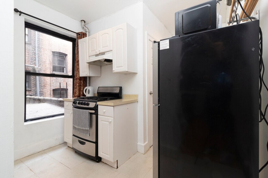 Building Photo - 345 E 94th St