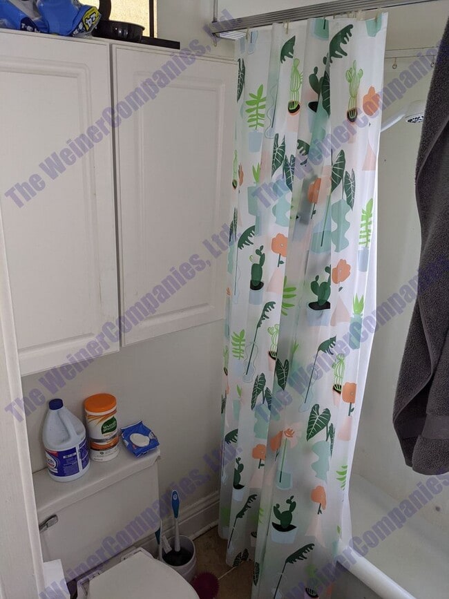 Building Photo - Charming 2-Bedroom House with Front Porch ...