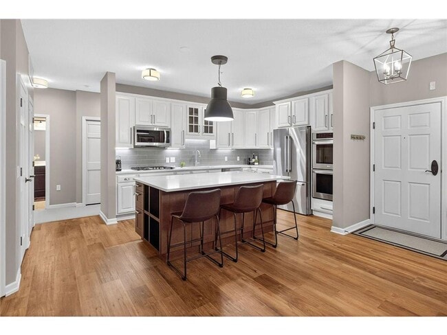 Building Photo - 5250 Grandview Square