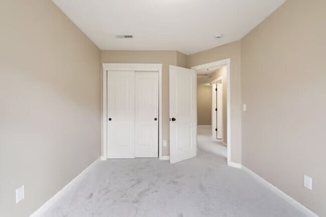 Building Photo - Beautiful  Home Great Location