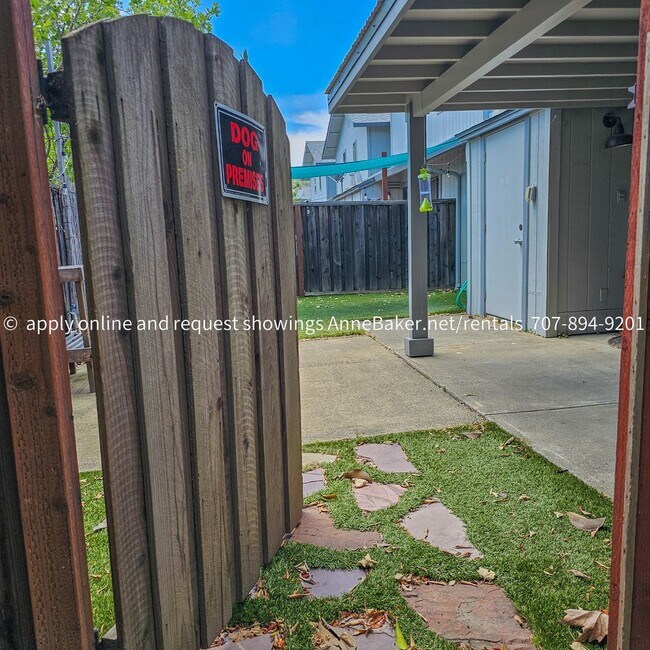 Building Photo - Exquisitely Updated Condo - Must See