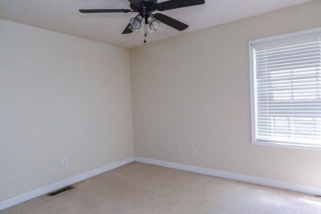 Building Photo - New Listing!