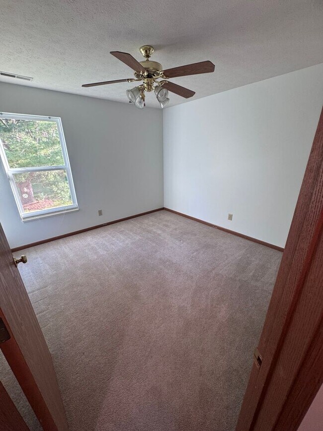 Building Photo - 5 Bd 2.5 Ba
