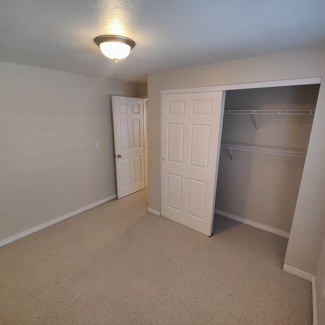 Building Photo - 5 Bed/3 Bath Townhome for Rent in Cedar Hi...